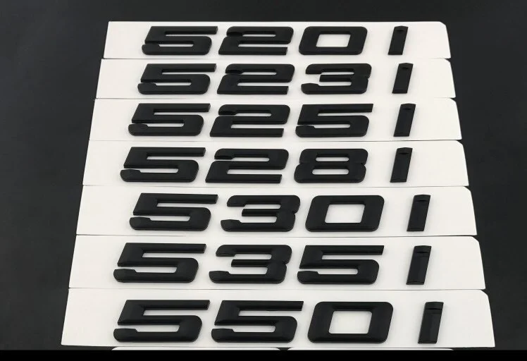 Beställ idag BMW 5 serie bensin emblem i svart till bakluckan